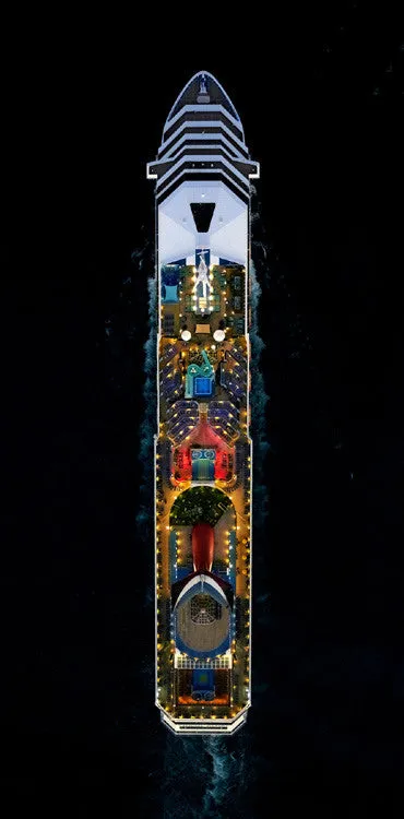 Carnival Victory (night)